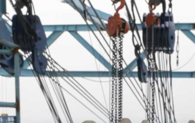 燕磯長江大橋主纜架設冠航起重滑車配卷揚機使用